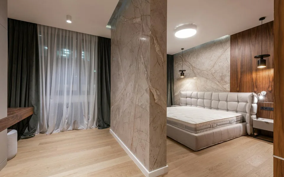 Baño principal con acabados modernos