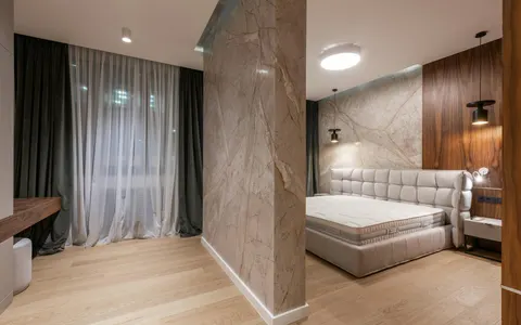 Baño principal con acabados modernos